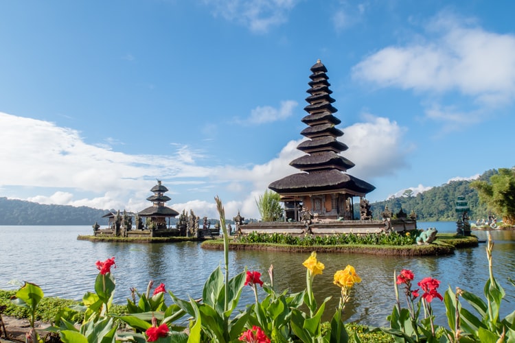 contoh sikap cinta tanah air Mengunjungi wisata di Indonesia