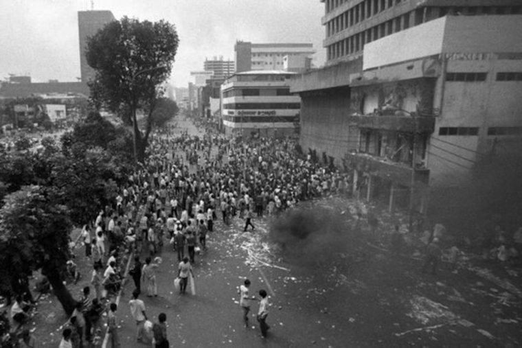 Kasus kerusuhan tanjung priok tahun 1984 merupakan bentuk pelanggaran ham, yang terjadi akibat bentrok antara….
